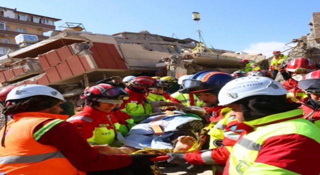 Depremde 56 kişiyi sağ çıkaran ekip Zeynepi unutamıyor