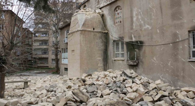 Depremde ağır hasar gören cami minaresi kontrollü yıkıldı