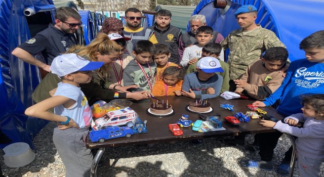 Depremde ailesini kaybeden 11 yaşındaki Gazihana doğum günü sürprizi