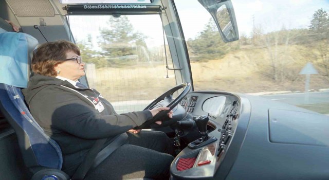 Depremde evini ve yakınlarını kaybeden yolların Nazan ablası, kadın hentbol takımı için direksiyon sallayacak
