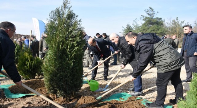 Depremde hayatını kaybeden vatandaşların anısına Bursada 8 bin fidan dikildi