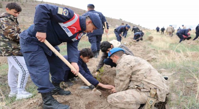 Depremde hayatını kaybedenler Aksarayda fidan dikilerek anıldı