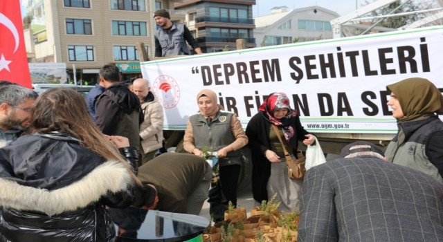 Depremde hayatını kaybedenler için fidan dağıtıldı