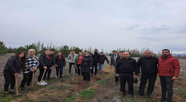 Depremde hayatını kaybedenler için fidan diktiler