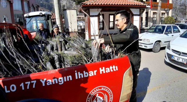 Depremde hayatını kaybedenlerin anısına fidan dağıtıldı