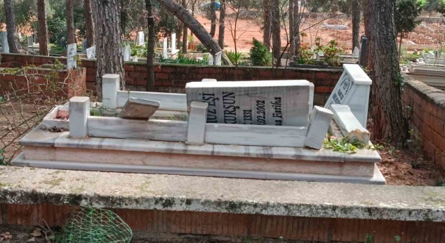 Depremde İslahiyedeki mezarlık da tahrip oldu
