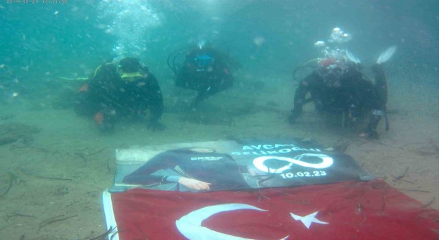 Depremde kaybettikleri arkadaşlarını Kadınlar Gününde su altına dalarak andılar