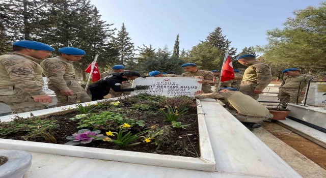 Depremde tahrip olan şehitliği, komandolar ve AFAD onardı