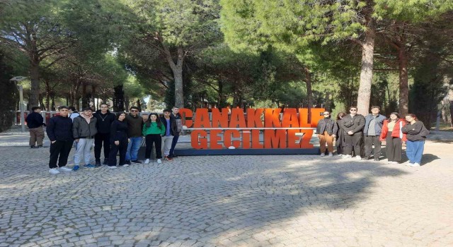Depremde yardım gönüllüsü olan gençler Çanakkalede