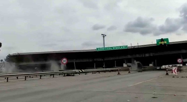 Depremde zarar gören otoyol gişelerinin beton blokları kontrollü yıkıldı