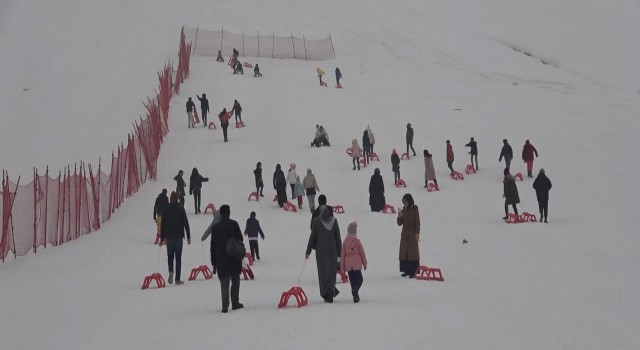 Depremden etkilenen çocuklar kızaklarla kayarak eğlendi