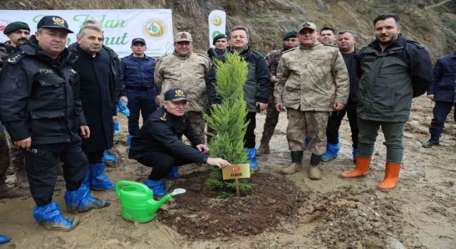 Depremden etkilenen illeri temsilen 2 bin 800 adet fidan toprakla buluştu