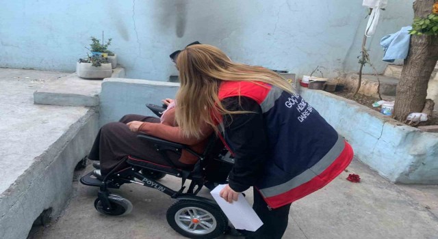 Depremden etkilenen özel vatandaşlara tekerlekli sandalye dağıtılıyor