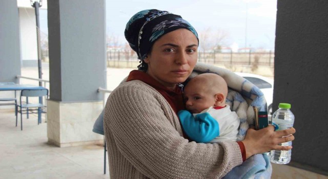 Depreme 4 çocuğuyla birlikte yakalanan anne deprem anını gözyaşlarıyla anlattı