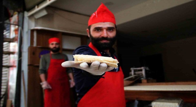 Depreme rağmen Hatayın ramazan sofralarına özel tatlısı küncülü helva üretiyorlar