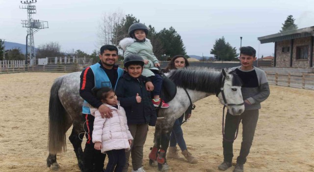Depremi yaşayan özel çocuklar ata bindi, sevinçleri renkli görüntülere sahne oldu