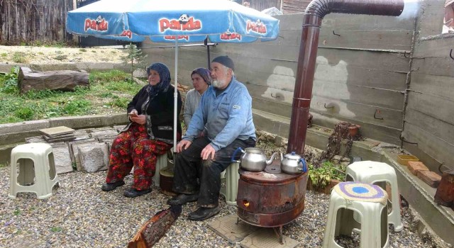 Depremin merkez üssü Kızılağılda vatandaşlar tedirgin: Evlerine giremiyorlar