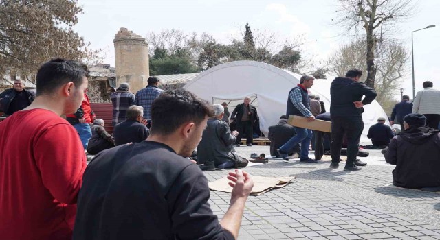 Depremin merkezi Kahramanmaraşta Ramazanın ilk cuma namazı kılındı