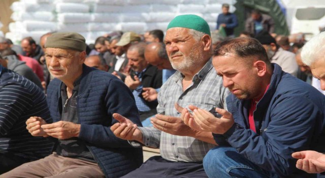 Depremin yıktığı Kahramanmaraştaki 4üncü cuma namazı havadan görüntülendi