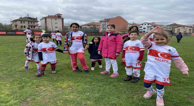 Depremzede 100 çocuk, gösteri maçını 2-0 kazandı