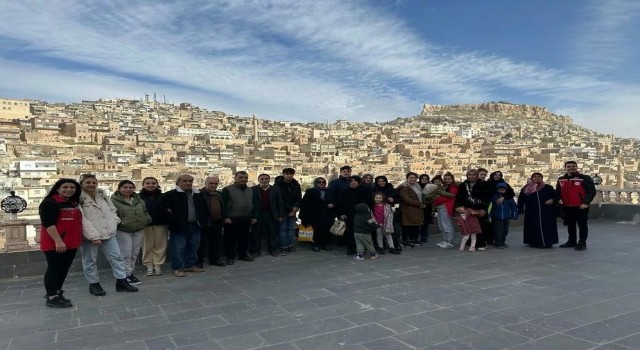 Depremzede aileler, öğrenciler rehberliğinde Mardini gezdi