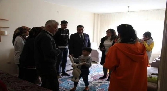 Depremzede aileleri bir an olsun yalnız bırakmıyorlar