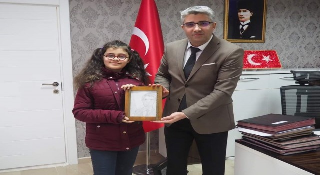 Depremzede Azra, Kaymakam Çalışırın resmini çizdi