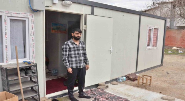 Depremzede baba, kızının mezarının yanındaki konteynerde yaşamını sürdürüyor