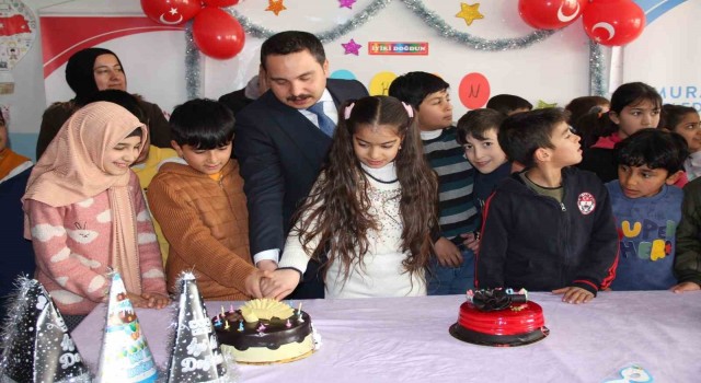 Depremzede çocuğa doğum günü sürprizi