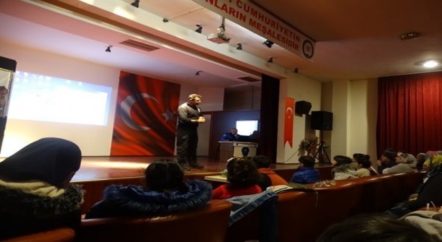 Depremzede çocuklar Hacivat Karagöz Oyunu ile keyifli vakit geçirdi