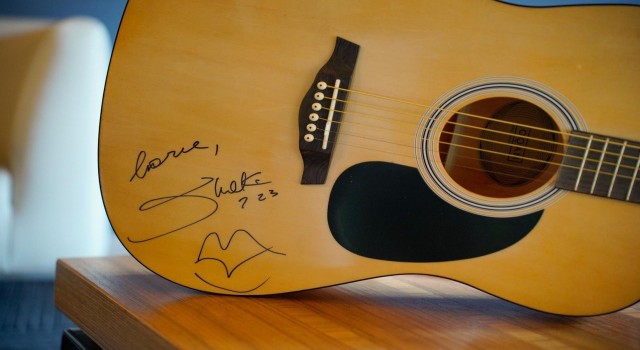 Depremzede çocuklar için Nadalın raketi ve tişörtü satışa çıktı