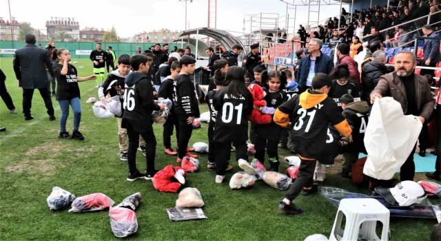 Depremzede çocuklar için sahaya oyuncak attılar