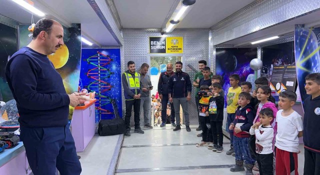 Depremzede çocuklar Konya Büyükşehirin Bilim Tırında moral buluyor