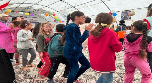 Depremzede çocuklar, oyun çadırında eğleniyor