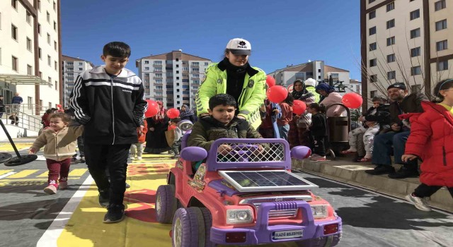 Depremzede çocuklar polislerle doyasıya eğlendi