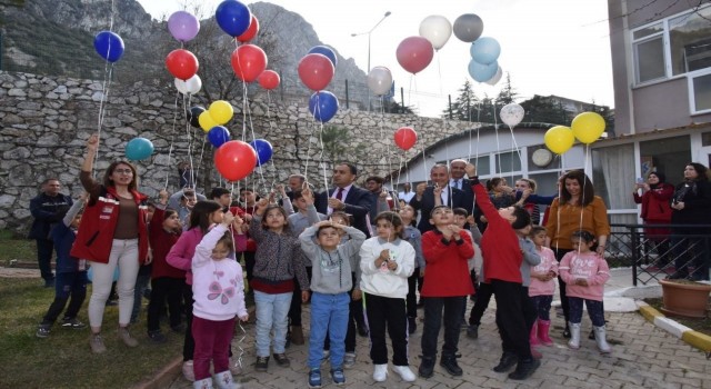 Depremzede çocuklar ‘tek katlı ev dileyerek balonları gökyüzüne saldı