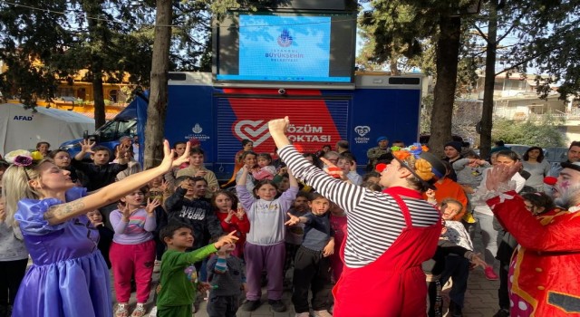 Depremzede çocuklar tiyatro sanatçıları sayesinde moral buluyor
