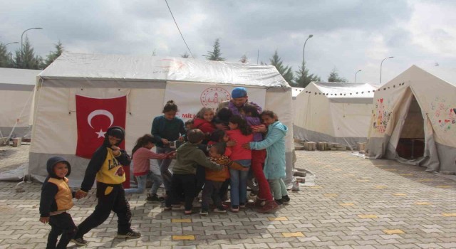 Depremzede çocuklar yaşadıkları travmayı çeşitli etkinliklerle atmaya çalışıyor