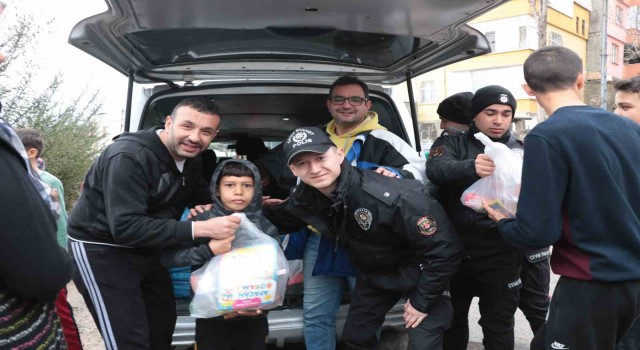 Depremzede çocuklara Ankaradan gelen polislerden oyuncak