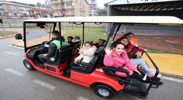 Depremzede çocuklara eğlenceli trafik eğitimi