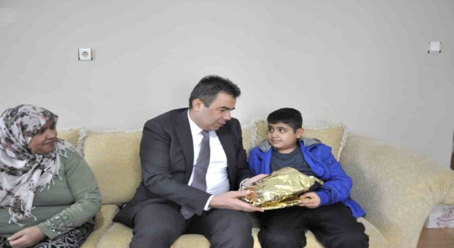 Depremzede çocuklara moral desteği