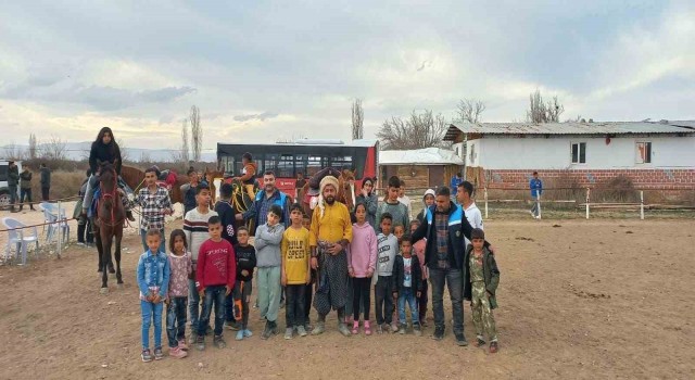 Depremzede çocuklara moral etkinliği