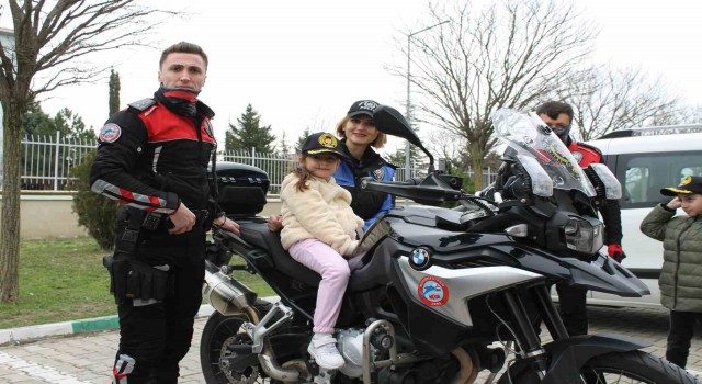 Depremzede çocuklara uçurtma şenliği