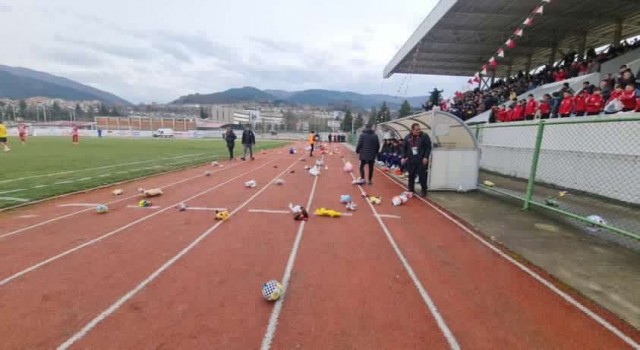 Depremzede çocukları için sahaya oyuncaklar atıldı