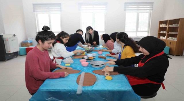 Depremzede çocukların yaraları Ağrıda sarılıyor