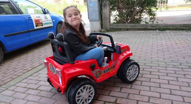 Depremzede down sendromlu Doğa, akülü arabasına kavuştu