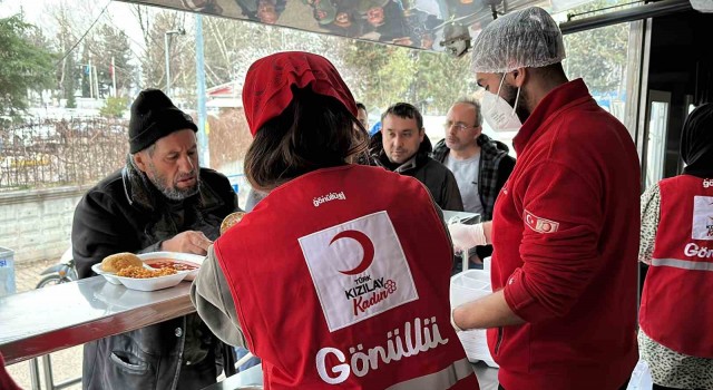 Depremzede gençler umutları yeşertmek için birlik oldu