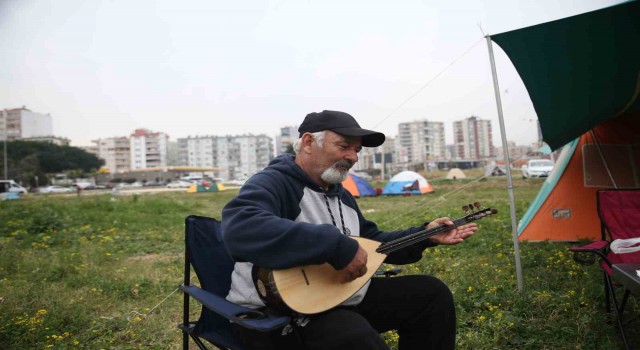 Depremzede günlerini saz çalarak geçiriyor
