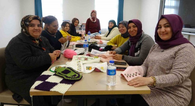 Depremzede kadınlar el nakışı ile depremin izlerini siliyor