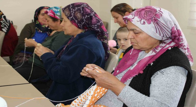 Depremzede kadınlar örgü örerek stres atıyor